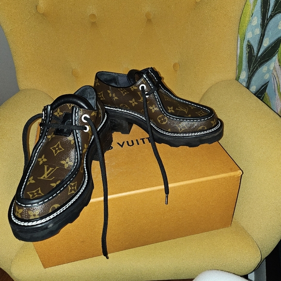 Louis Vuitton Laced Loafers barely worn Size 9 Brown - Picture 6 of 10